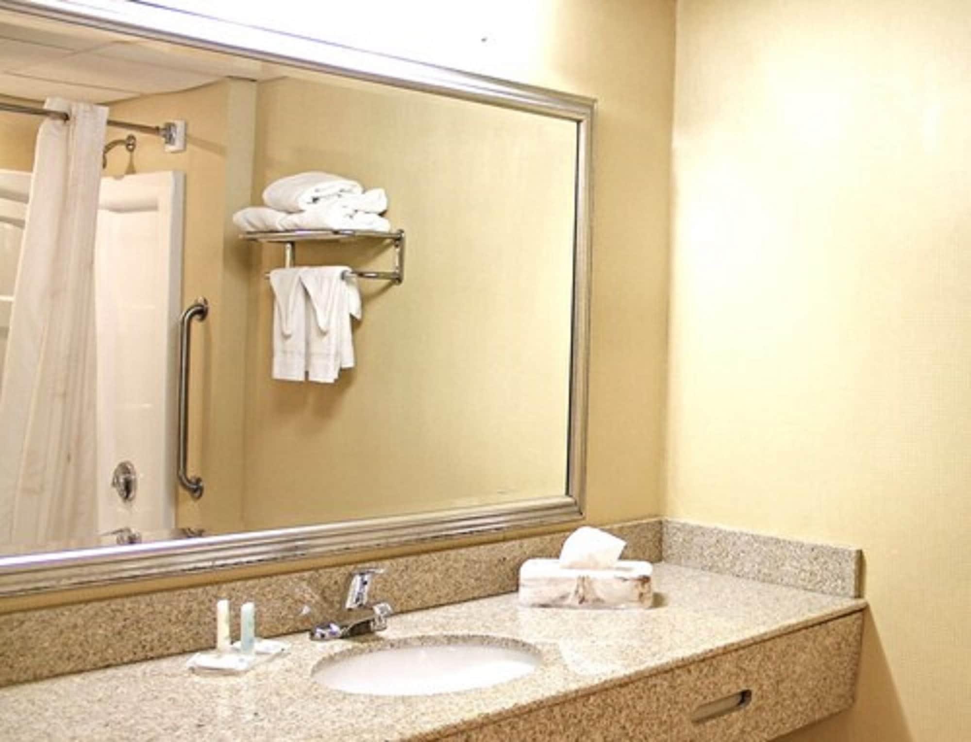 Comfort Inn & Suites Syracuse-Carrier Circle East Syracuse Esterno foto