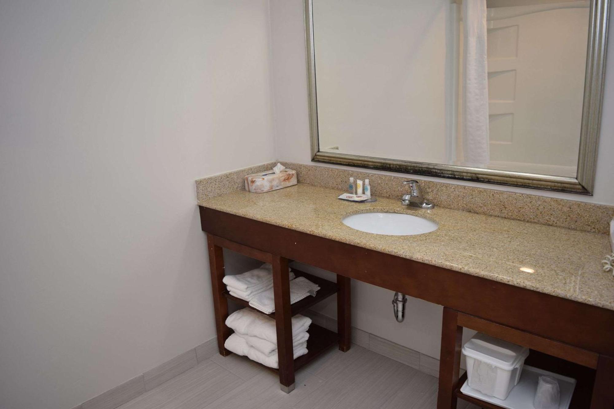 Comfort Inn & Suites Syracuse-Carrier Circle East Syracuse Esterno foto