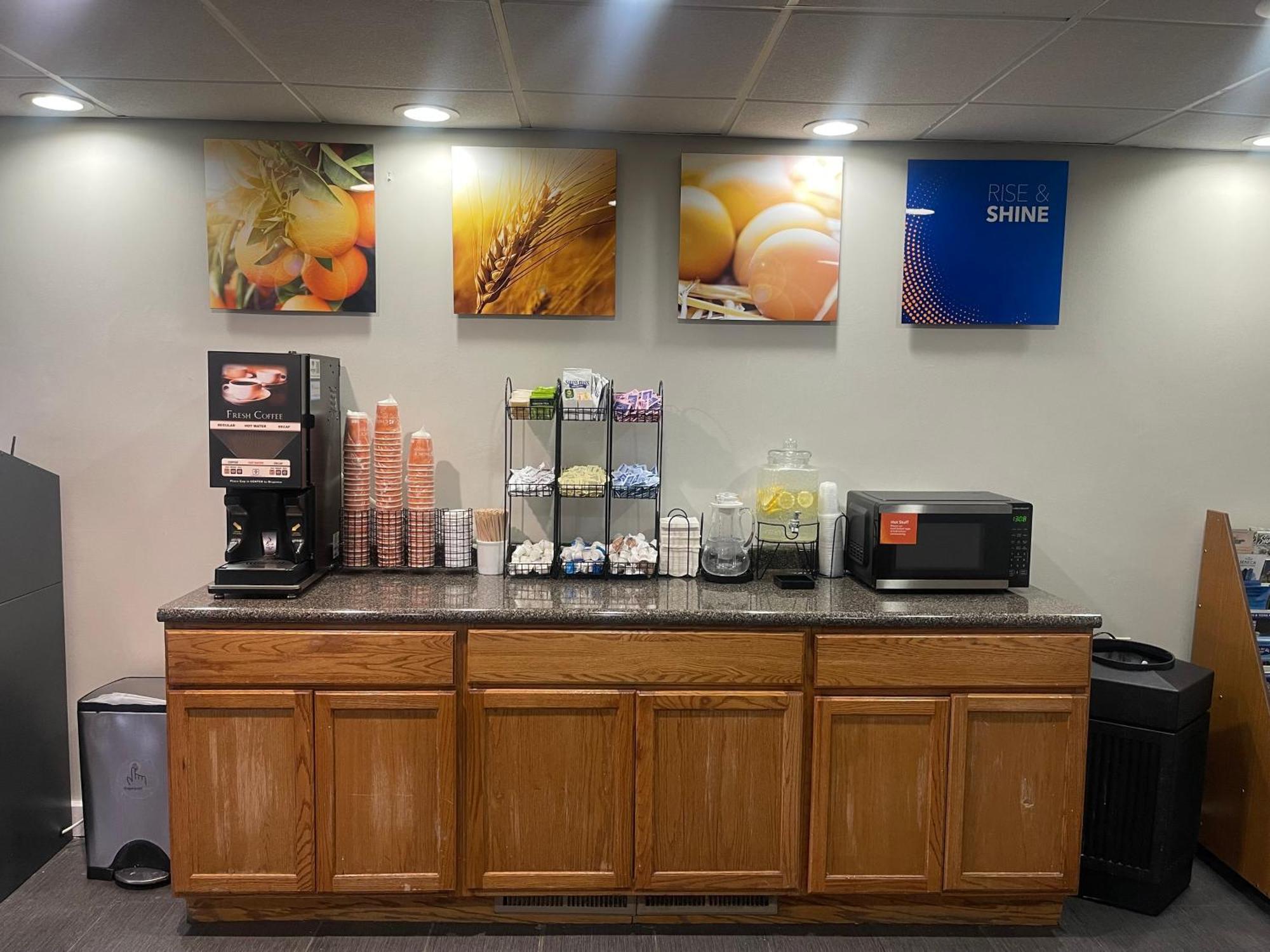 Comfort Inn & Suites Syracuse-Carrier Circle East Syracuse Esterno foto