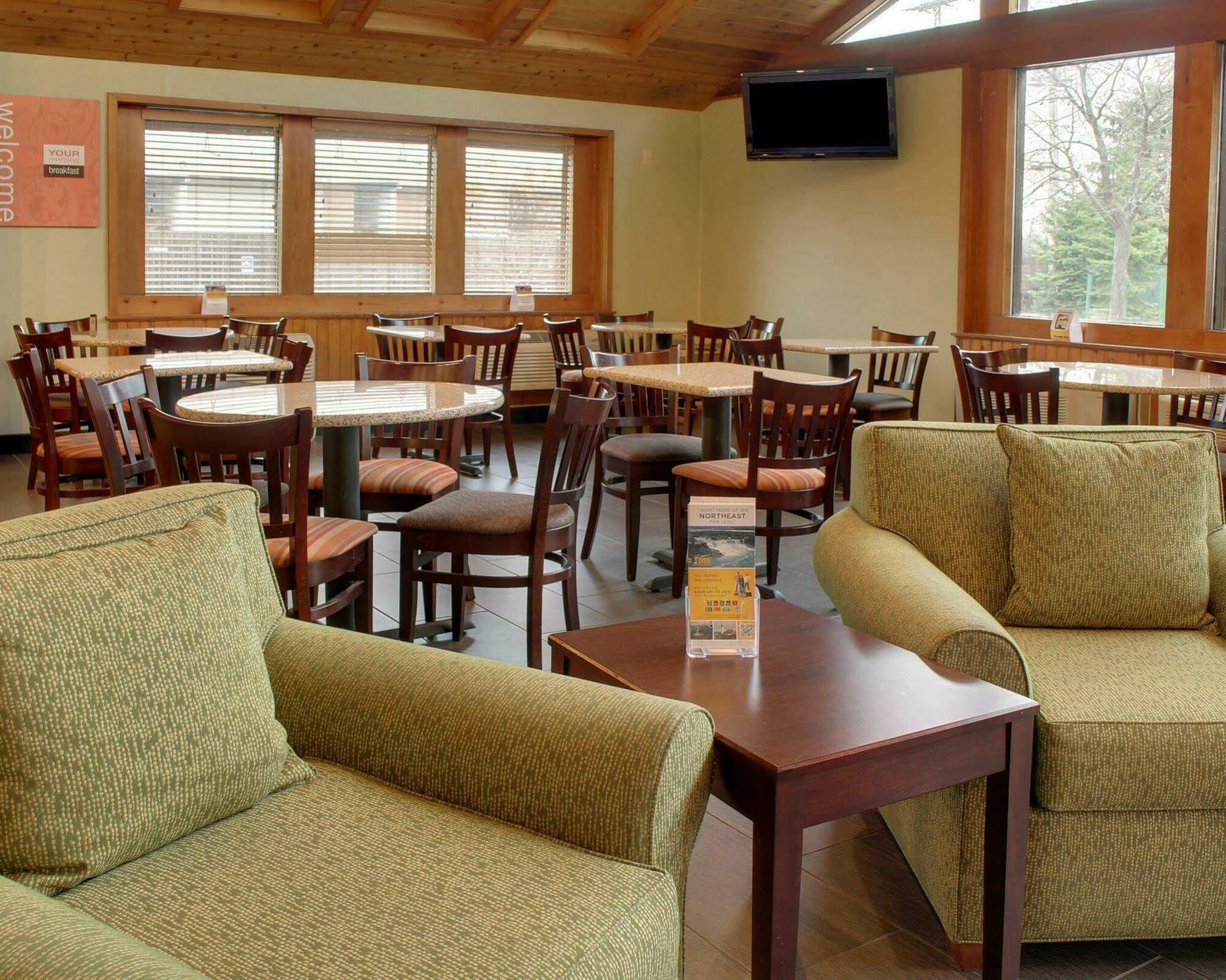 Comfort Inn & Suites Syracuse-Carrier Circle East Syracuse Esterno foto